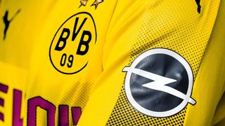 In der kommenden Saison wird Opel erstmals mit dem Firmenlogo auf dem Ärmel der Borussen vertreten sein. (Opel)