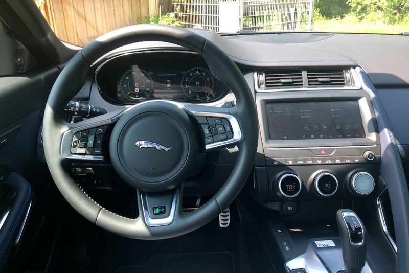 Immerhin gibt es ein serienmäßiges 10-Zoll-Touchscreen, das auch Gesten und Wischen versteht. (»Automobil Industrie«/Jens Scheiner)