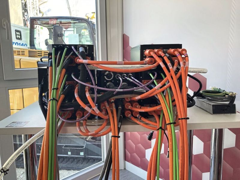 Im elektrischen T7X von Bobcat ist ein solches Energieverwaltungssystem von Moog Construction verbaut. Zur Bauma zeigte Moog Construction allerdings zusätzlich eine neue, kompaktere Version.  (Bild: dm/VCG)