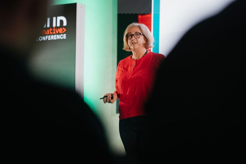 Sarah Wells (Independent Consultant) spricht mit ihrer Keynote ein unumgängliches Thema an: The Challenge of Keeping Things up to date. (Bild: Vogel IT-Medien GmbH)