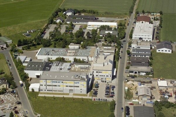 Heraeus ist ein Technologiekonzern mit Sitz in Hanau. Das Unternehmen erwirtschaftete in 2014 einen Umsatz von 15,59 Milliarden Euro und beschäftigte 12.600 Mitarbeiter. Der Frauenanteil im Aufsichtsrat besträgit wie bei Beiersdorf 25 % (3 von 12). (Heraeus Holding)