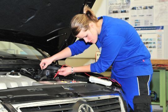 Und schon wieder startet ein Auto nicht. Katharina Marx aus Hessen sucht den Grund dafür. (Archiv: Vogel Business Media)