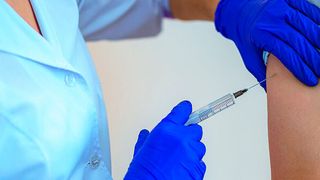 Alle warten auf den Corona-Impfstoff  (Goffkein - stock.adobe.com)