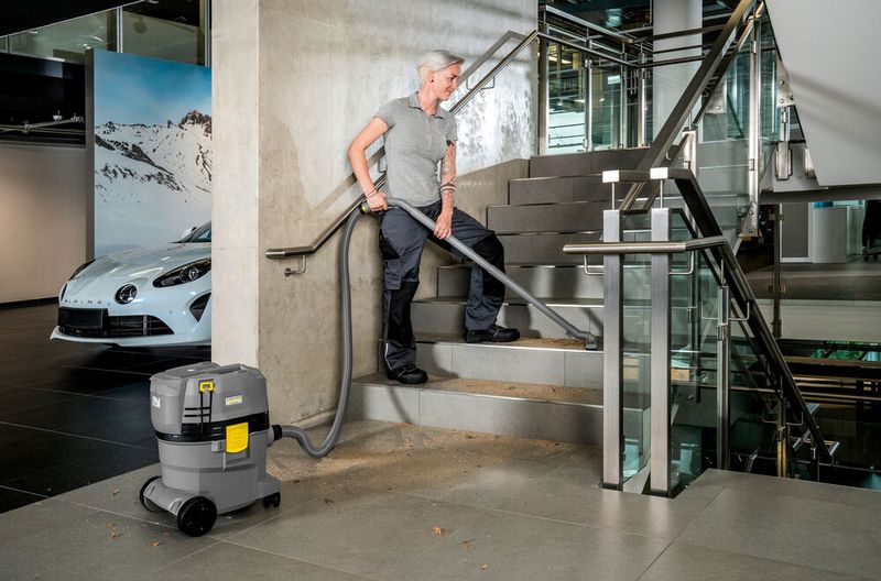 Akkubetriebene Nass-/Trockensauger nehmen losen Schmutz und Flüssigkeiten im laufenden Werkstattbetrieb, im Autohaus oder an Tankstellen auf. (Bild: Kärcher)