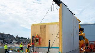 metsa-wood-hybrid-sandwich-wall-element-installation-rauma-mill-72-web (Quelle: Metsä Wood)