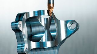 Zur AMB 2026 stellte ZCC-CT Europe unter anderem zwei Zerspanungswerkzeuge vor. Hier sieht man den Kreissegmentfräser PGMS-4BC mit einem Anwendungsbeispiel. Auch ein flexibel einsetzbares Abstechsystem für das Drehen wurde präsentiert. Hier mehr zu beiden Systemen. (Bild: ZCC Cutting Tools Europe)