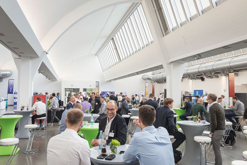 Unter dem Motto „Power of Electronics” versammelten wir am 18. und 19. Oktober 2022 sechs Elektronikkonferenzen in Würzburg: Entwicklerforum Leistungselektronik, DC/DC-Wandler-Tag, Schaltnetzteiletag, Batteriepraxis Forum, Praxisforum Elektrische Antriebstechnik und Cooling Days. Auch 2023 findet Power of Electronic statt. Merken Sie sich bereits jetzt den Termin vor: 17. bis 18. Oktober 2023.  (Bild: Stefan Bausewein )