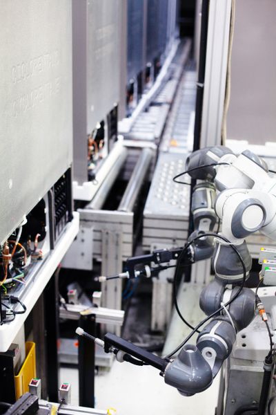 Im Rahmen der Qualitätskontrolle von Kühlschränken setzt die Electrolux Group in Brasilien kollaborative Roboter von ABB ein. Mit dem Einsatz des ABB-Cobots YuMi gelang es, den bisher manuellen, repetitiven Vorgang der Gasleckerkennung zu 100 Prozent zu automatisieren.  (Bild: ABB/Electrolux)