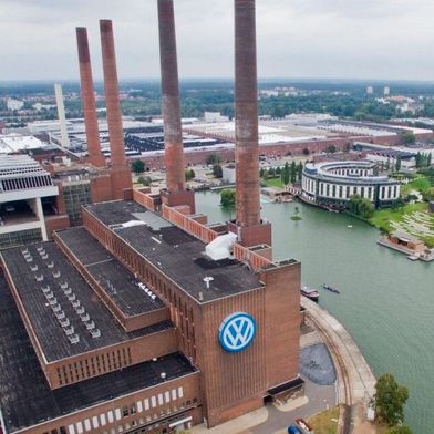 Kommt sie doch, oder nicht? Der Wolfsburger Autokonzern Volkswagen konnte wider Erwarten den Cashflow von zunächst befürchteten null auf sechs Milliarden Euro pushen. Das bringt den Betriebsrat auf die Idee, eine Prämie für die Tarifmitarbeiter auszuschütten ... (Bild: dpa)