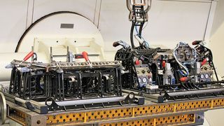 Auch aufwendige Vorrichtungen, hier für die Durchführung von automatisierten Laserschweißungen, gehören zum Gesamtumfang eines Auftrags. (Bild: Klaus Vollrath)