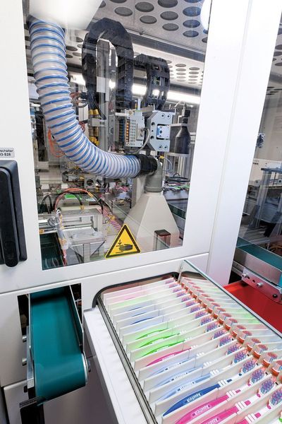 Bild 2: Der Qualitätssicherung dient ein automatisches, kameragestütztes Kontrollverfahren. So gelangen nur einwandfreie Zahnbürsten zur Verpackungsstation.  (Bild: Eaton)