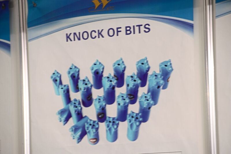 Mit rund 614.000 m² ist die ohnehin größte Messe der Welt seit dem letzten Mal um nochmal 9000m² größer geworden. Zwei Drittel davon fallen auf das Freigelände mit den gigantischen Baumaschinen. In den 18 Hallen der Münchener Messe stellen 3700 Firmen aus 58 Ländern aus. (Richter/konstruktionspraxis)