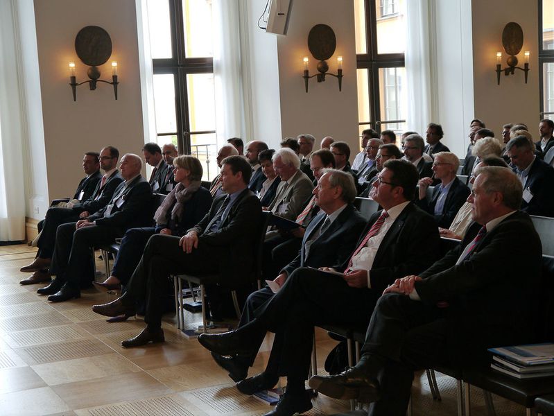 Die Veranstaltung im Maximilianeum, dem bayerischen Landtag, sollte folgende Fragen beantworten: Welche Aufgaben muss die Staatsregierung leisten, was muss auf Bundesebene getan werden, um eine sichere Internet-Zukunft zu gewährleisten? Wie geht es weiter mit .Bayern? Gibt es neue Wege, die Breitbandinfrastruktur auch in ländlichen Gebieten schneller auszubauen und welche Möglichkeiten haben wir, die Medienkompetenz zu verbessern? (Foto: Gerald Viola)