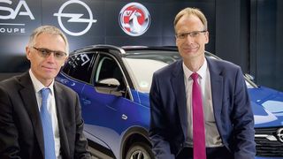 PSA-Konzernboss Carlos Tavares (li.) ist zufrieden mit dem Opel-Kauf. (Opel)