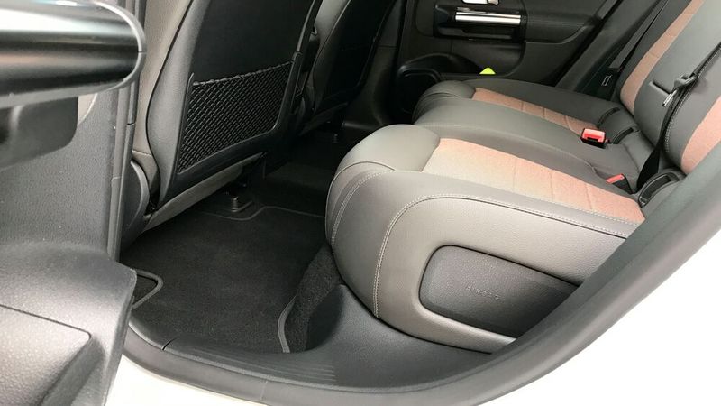 3. Der Rücksitz: Unter dem erhöhten Fahrzeugboden sitzt die Batterie. Damit den Passagieren genügend Kopffreiheit bleibt, hat Mercedes die Bank ziemlich tief angeordnet. Dadurch sitzen größere Personen mit extrem angewinkelten Beinen, deren Oberschenkel keinerlei Kontakt zur Sitzfläche haben. Keine gute Lösung. (Bild: Rosenow – »kfz-betrieb«)