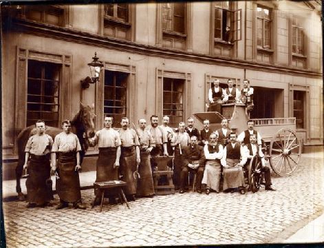 Mitarbeiter von J.A. Schlüter Söhne um 1907 vor dem Hauptsitz bei der Petrikirche. (Archiv: Vogel Business Media)