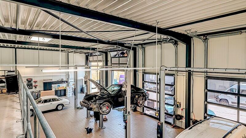 Blick in die neue Werkstatt: Für den Pkw-Service stehen dem Betrieb drei Spuren zur Verfügung. (Bild: Borgers)