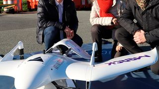 Ließen die Drohne gemeinsam steigen (v.l.): Prof. Dr. Kai-Oliver Schocke (Frankfurt UAS), Sylke Klein (Merck) und Stefan Nowak (Wingcopter). (Merck)