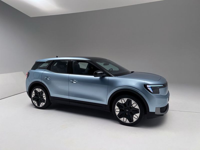 Neben dem Hellblau des Modells im Fotostudio wird der Explorer in den Farben Rot, Weiß, Schwarz und Grau angeboten. Der Ford Explorer startet zu Preisen ab rund 45.000 Euro. Reservierungen sind direkt möglich, Bestellungen werden ab September abgearbeitet und erste Auslieferungen sollen noch vor Weihnachten 2023 erfolgen. (Bild: Dirk Kunde)