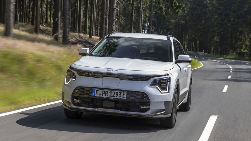2. Die Fahrdynamik: Der Niro ist mit 150 kW/204 PS mehr als ordentlich motorisiert und beschleunigt in 7,8 Sekunden von null auf 100 km/h. Das macht schon richtig Spaß – ebenso wie das leichtfüßige Fahrverhalten. Der Kia erinnert in Kurven eher an einen Kompaktwagen als als ein behäbiges SUV. (Bild: Kia)