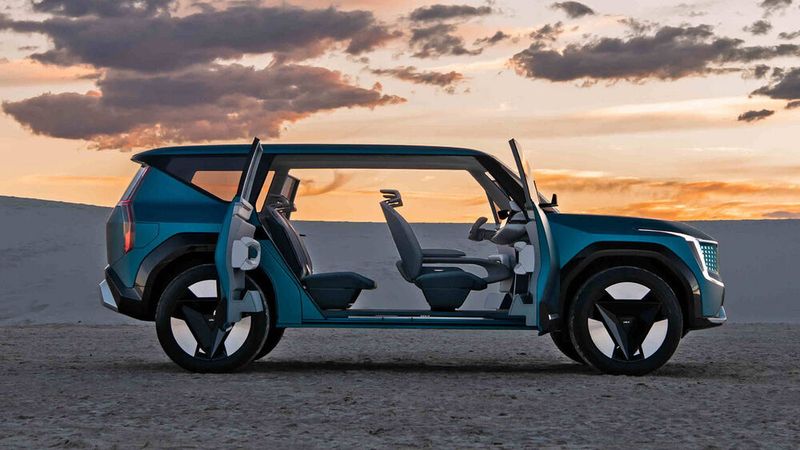 Das Konzeptauto verzichtet auf -Säulen, was einen lufttigen Einstieg in den geräumigen Innenraum erlaubt. (Bild: Kia)