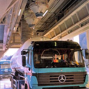 Um Schüttgüter schnell und staubfrei zu verladen, bietet sich Losebeladeköpfe für die Verladung in Silofahrzeuge an, bei denen Materialeinlauf und Entstaubungssystem voneinander getrennt sind.(Bild:  Beumer)