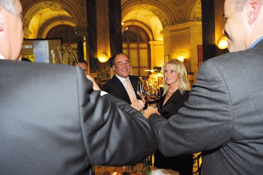 Händlerkolleginnen und Herstellervertreter gratulierten Sabine Fremerey zu ihrer Auszeichnung. (Archiv: Vogel Business Media)