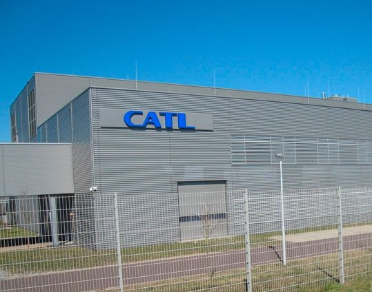 CATL, der, wie es heißt, weltweit größte Batteriehersteller meldet einen Meilenstein in Sachen Kooperationen. Denn mit Hyperstrong will man in den nächsten drei Jahren Lithium-Ionen-Batterien deutlich verbessern und tauglich für die Massenfertigung machen.(Bild:  CATL)