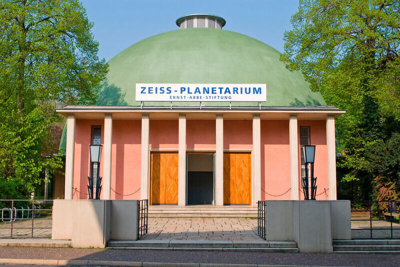 Das Zeiss-Planetarium wurde jüngst mit dem Titel „Historisches Wahrzeichen der Ingenieurbaukunst in Deutschland“ ausgezeichnet – es ist das älteste noch im Betrieb befindliche Planetarium weltweit.  (© W. Don Eck)