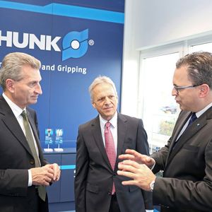 Henrik A. Schunk (rechts) und Heinz-Dieter Schunk (Mitte) gaben Günther Oettinger Einblicke in die Umsetzung des Trends zur Industrie 4.0 durch Schunk.
