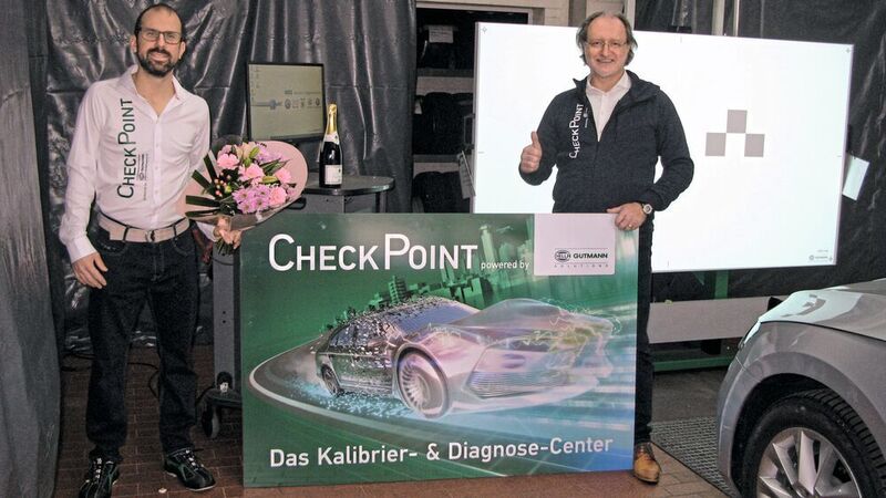 Nicht ohne Stolz: Bastian Hartman (li.) ist einer der ersten Checkpoint-Betriebe. 