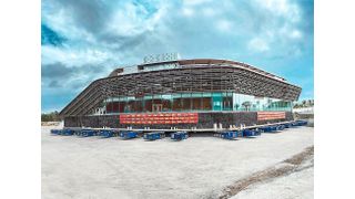 Die Last des Hotels verteilte das Spezialtransportunternehmen Sinotrans Heavy-Lift Co. auf 254 Achslinien von TII Scheuerle. Insgesamt 15 Power Pack Units (PPU) trieben den Verbund an. (Bild: TII Scheuerle)