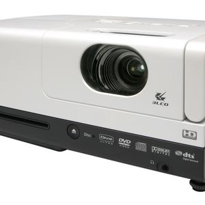 Der Beamer Epson EMP-DM1 mit Soundsystem und DVD-Player stellt Bilder im 480p-Modus und 16:9-Format dar.