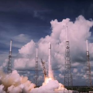 Die Trägerrakete Falcon Heavy soll den roten Tesla zum Mars bringen.(Bild:  Elon Musk)