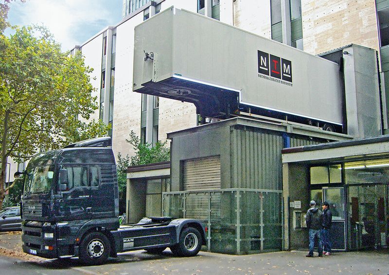 Die Lastplattform von Serapid ermöglicht das Be- und Entladen von Lkw-Trailern in „luftiger Höhe“. (Bild: Serapid)