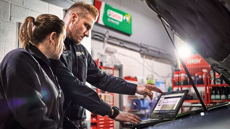 Eine aktuelle Castrol-Umfrage ergab: 53 Prozent aller Autofahrer wären bereit, mehr für Verschleißteile von höherer Qualität auszugeben – vorausgesetzt, die Werkstatt legt die Vorteile verständlich dar.(Bild:  Castrol)