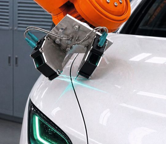 Polyplan hat eine gute Nachricht für Qualitätssicherer aus dem Fahrzeugbau-Bereich. Denn jetzt können Spalt- und Bündigkeitsmessungen automatisiert per Roboter am ganzen Fahrzeug erfolgen. Und das ist nicht alles, was mit den sogenannten SMA möglich wird ...(Bild:  Polyplan)