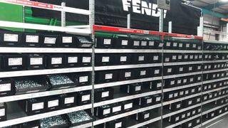 Kosten und Zeit sparen kann man fast nur noch mithilfe automatisierter Prozesse. Würth unterstützt das mit intelligenten Regalen, die von selbst nachbestellen können – wie hier bei Fendt in Waldstetten. (Würth Industrie Service)