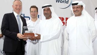 Aus der Hand von Scheich Ahmed Bin Saeed Al Maktoum erhielt Stefan Habild (l.) ein Stück des ersten, für die Plattform geschnittenen Stahls, als Erinnerungsstück - ebenfalls dabei: Markus Johannes Voege, Vice President Operations & Production Drydocks World. (Bild: ABB)