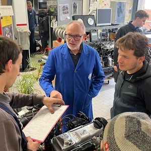 Schaute immer wieder vorbei: Wilhelm Supper, im blauen Handwerkskittel, von der Kfz-Innung Stuttgart. Er engagiert sich seit vielen Jahren erfolgreich im und für das Bewahren und Weitergeben automobilhistorischen Wissens. In ihm fand Reinhold Bopp einen tatkräftigen Unterstützer des ZET.(Bild:  Bopp/Kern)