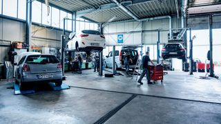 Die ZLW warnt vor einer Betrugsmasche im Kfz-Betrieb: Kriminelle locken Werkstattbetreiber mit günstigem Zubehör – Maschinen und Werkzeugen, die angeblich aus Insolvenzbeständen stammen.  (Bild: ProMotor)