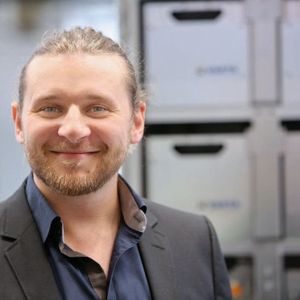 Bild 2: Eugen Budjugin hat als System Design Engineer bei der Varta Storage die Entwicklung des Batteriespeichers begleitet.(Bild:  Phoenix Contact)