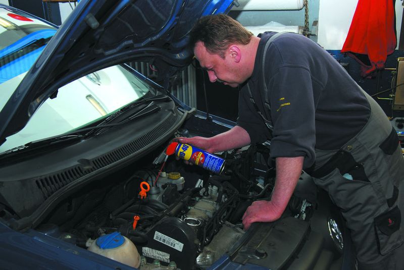 Bei Auto Mäuer in Frankfurt/Main kommt WD-40 für die unterschiedlichsten Anwendungen zum Einsatz. Die „Smart-Straw“-Funktion erleichtert die Arbeit spürbar.  (Foto: Dominsky)