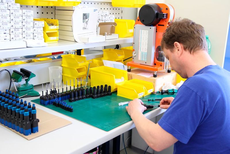 Chargenspezifische Montage des eco-PEN am Hauptsitz in Töging. (Bild: Viscotec)