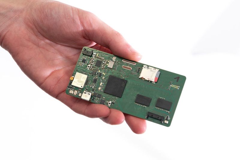 Das Blockchain-Device ist eine Neuentwicklung des Fraunhofer-IML und verfügt über 5G-kompatible Kommunikation, ein E-Paper-Display und eine Reihe von Sensoren. (Fraunhofer-IML)