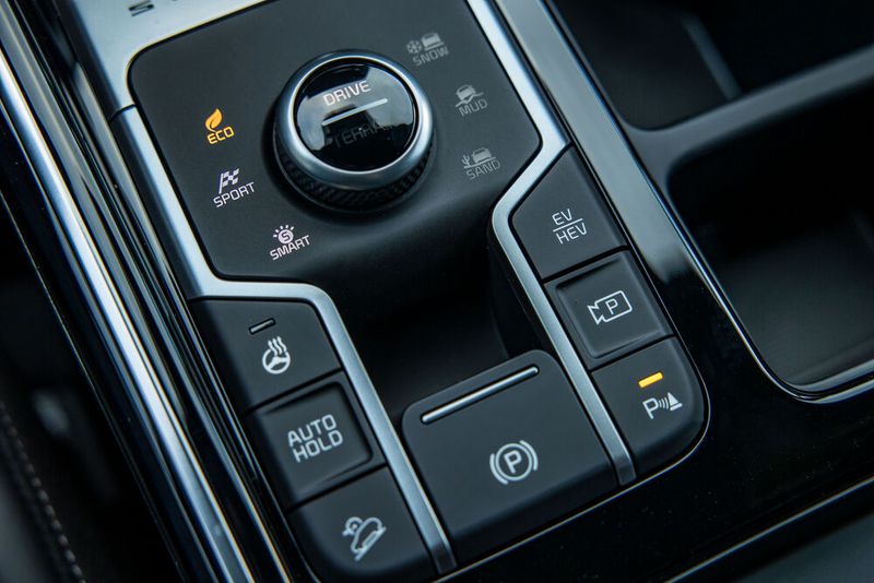 In der Mittelkonsole bietet der Kia Sorento Plug-in-Hybrid eine Taste, mit der sich der EV-Modus aktivieren lässt. (Bild: Kia)