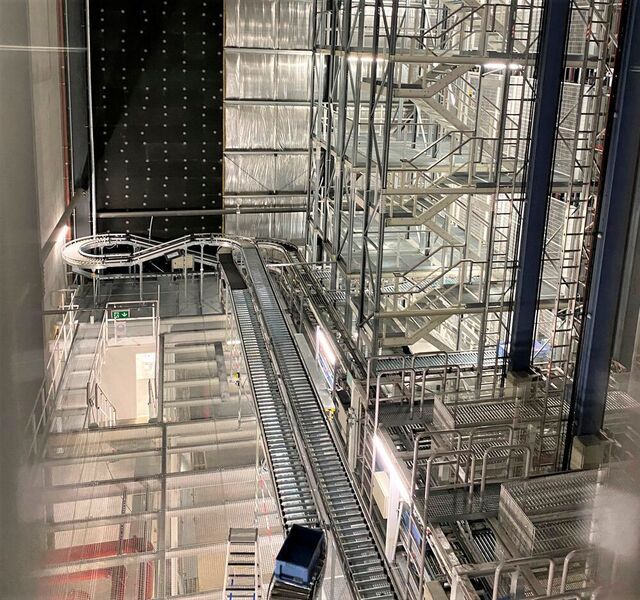 Das von Fortna Pierau neu implementierte Shuttle-Lager bei Printus hat zwei Gassen. Es ist auf eine maximale Kapazität von 35.000 Behältern ausgerichtet. Es ergänzt das bestehende AKL, heißt es. (Printus)