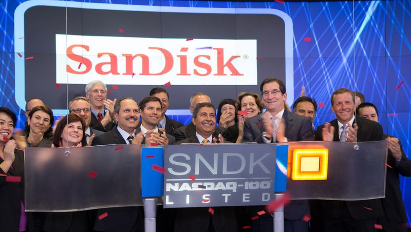 Die Sandisk-Executives eröffnen den NASDAQ-Handelsbeginn. (Sandisk)