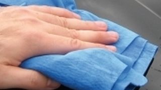 Das Trockentuch „wipe & dry“ nimmt Wasser viermal schneller auf, als klassisches Fensterleder. (Archiv: Vogel Business Media)