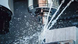 Aktuelle Untersuchungen am Fraunhofer IWU belegen, dass die Leistungsfähigkeit von biobasierten Kühlschmierstoffen der von mineralischen nicht nachsteht. (Bild: Fraunhofer IWU)